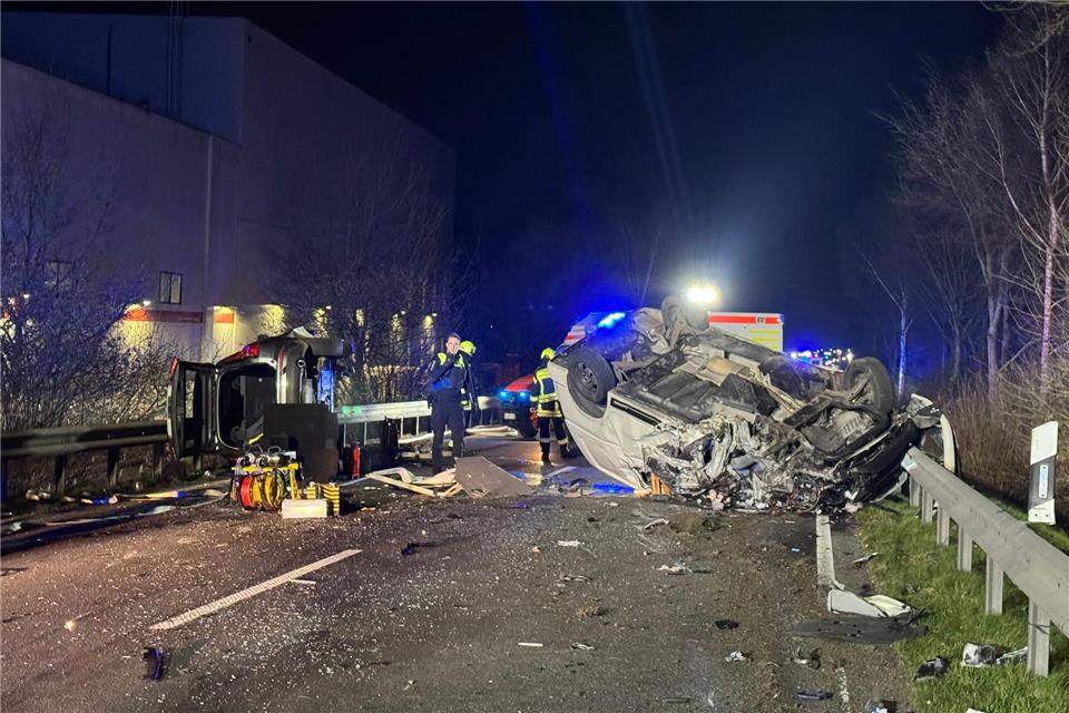 Die B213 war nach dem Unfall in beide Richtungen gesperrt.Matthias Brüning/dpa