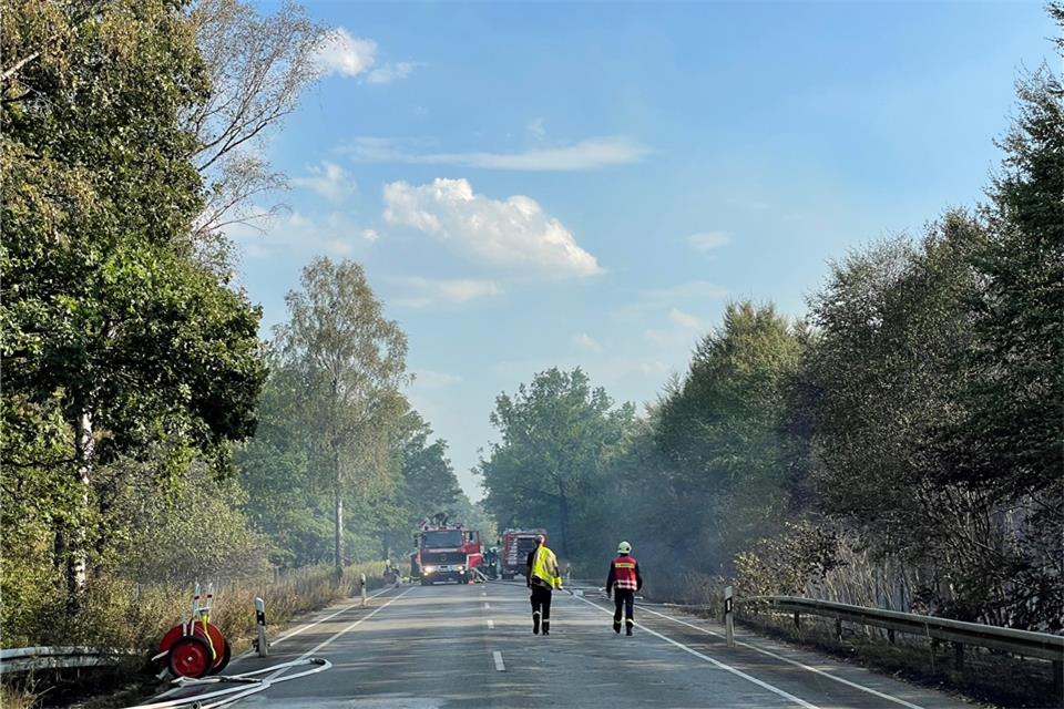 Die B224 war für die Löscharbeiten komplett gesperrt worden.