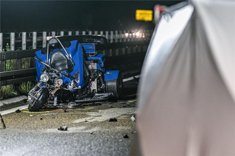 Die B29 wurde nach dem Unfall für mehrere Stunden gesperrt.Fotoreport-DB/onw-images/dpa