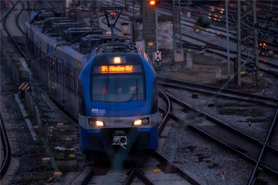Die BRB ist von Bauarbeiten am Bahnnetz betroffen. (Archivbild)Peter Kneffel/dpa