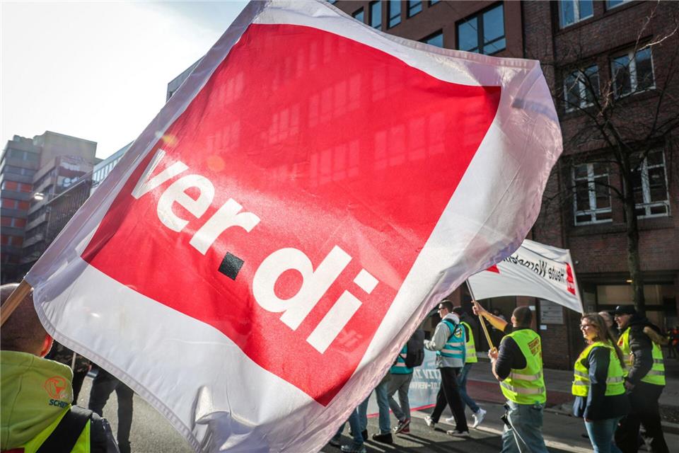 Die BSAG-Beschäftigten zogen lautstark durch die Bremer Innenstadt. Focke Strangmann/dpa