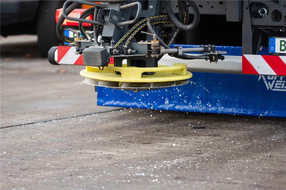 Die BSR hat für den Winterdienst 540 Räum- und Streufahrzeuge zur Verfügung. Christophe Gateau/dpa