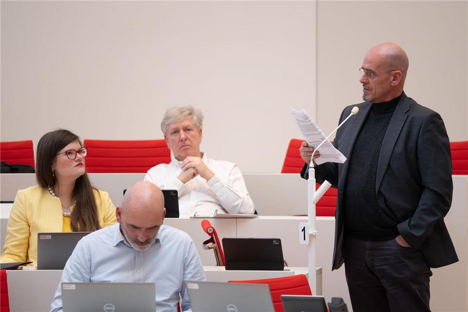 Die BSW-Fraktion im Brandenburger Landtag um Fraktionschef Niels-Olaf Lüders (r) ist in der Krise und sorgt für Turbulenzen auch in der SPD/BSW-Koalition. (Archivbild)Soeren Stache/dpa