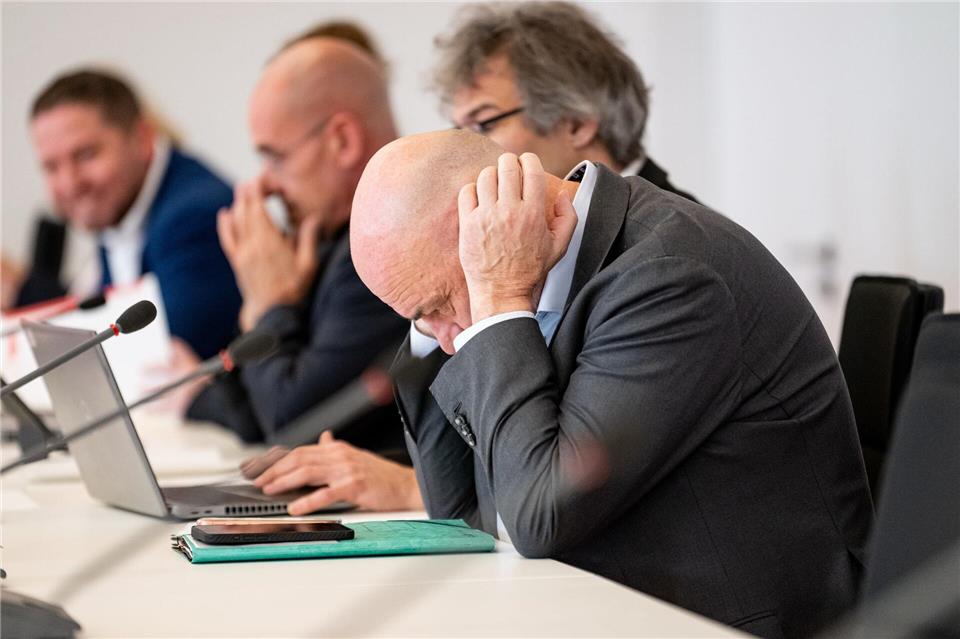 Die BSW-Fraktion in Brandenburg steckt in der Krise. Finanzminister Robert Crumbach (BSW, ganz rechts) spricht von einer „schwierigen Situation“.Fabian Sommer/dpa