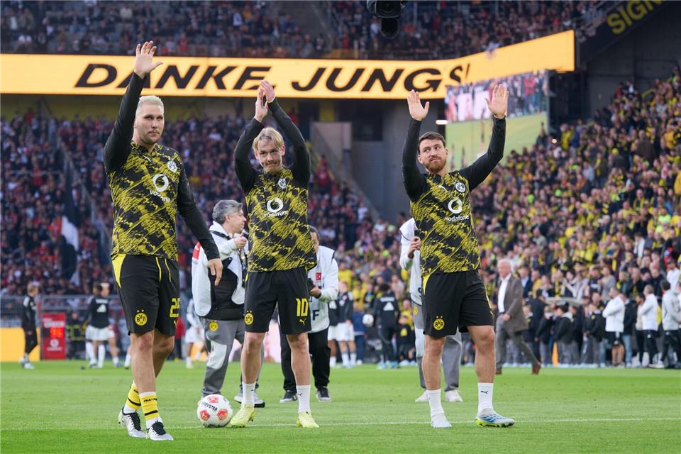 Die BVB-Abgänge  Niklas Süle (l), Julian Brandt (m) und Salih Özcan (r) wurden vor dem Spiel verabschiedet.Bernd Thissen/dpa