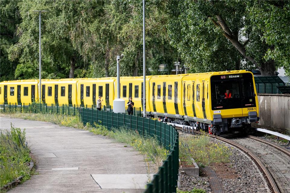 Die BVG kann 166 weitere Züge der Baureihe J bestellen. (Archivbild)Fabian Sommer/dpa