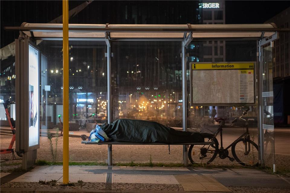 Die BVG kündigten an, im Einzelfall Obdachlose nicht aus den Bahnhöfen zu verweisen. (Archivbild)Paul Zinken/dpa