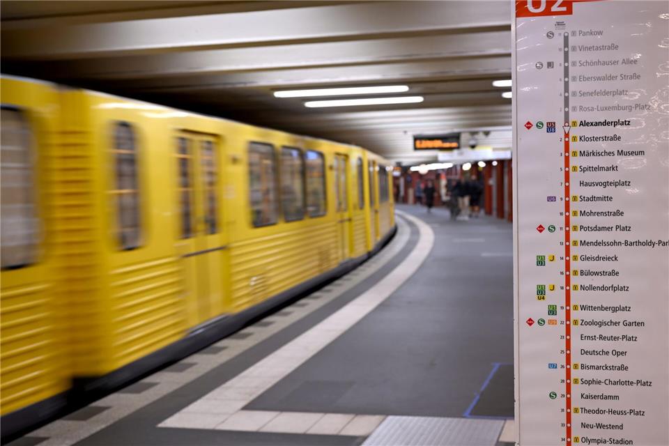 U2 ab heute zwischen Senefelderplatz und Stadtmitte gesperrt Die BVG nimmt ein Stellwerk neu in Betrieb - die U2 wird auf einem Abschnitt daher für zwei Wochen gesperrt. (Archivbild)Monika Skolimowska/dpa