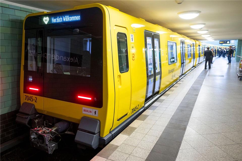 Die BVG setzt auf der U5 erstmals seit 31 Jahren neue Großprofil-U-Bahnen ein.Christophe Gateau/dpa