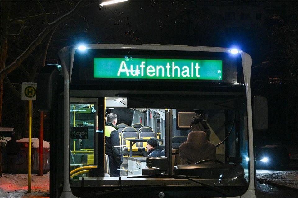 Die BVG stellt an einigen Endhaltestellen, wie hier in Zehlendorf, Busse für den Aufenthalt zur Verfügung.Jens Kalaene/dpa