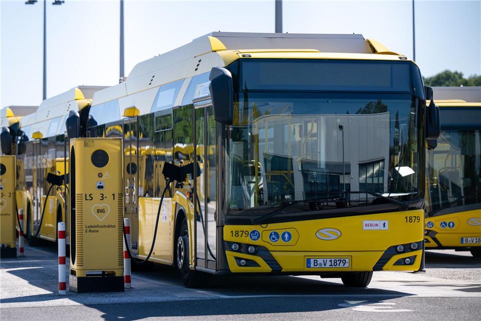 Die BVG treibt die Umrüstung der Busflotte auf E-Antriebe voran. (Archivbild)Monika Skolimowska/dpa