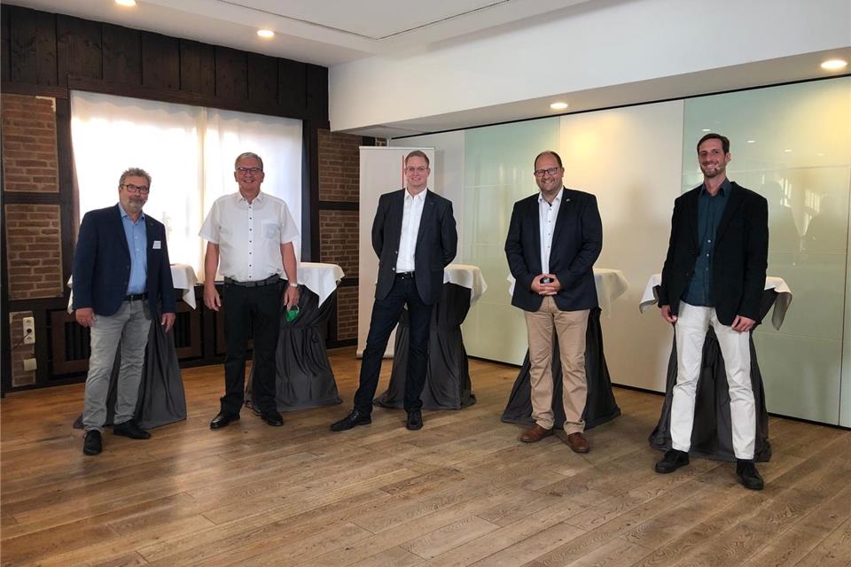 Die BZ-Redakteure Edgar Rabe (links) und Tim Schulze (rechts) diskutieren mit Bruno Hartling (von links), Christoph Sprenger und Manuel Deitert.