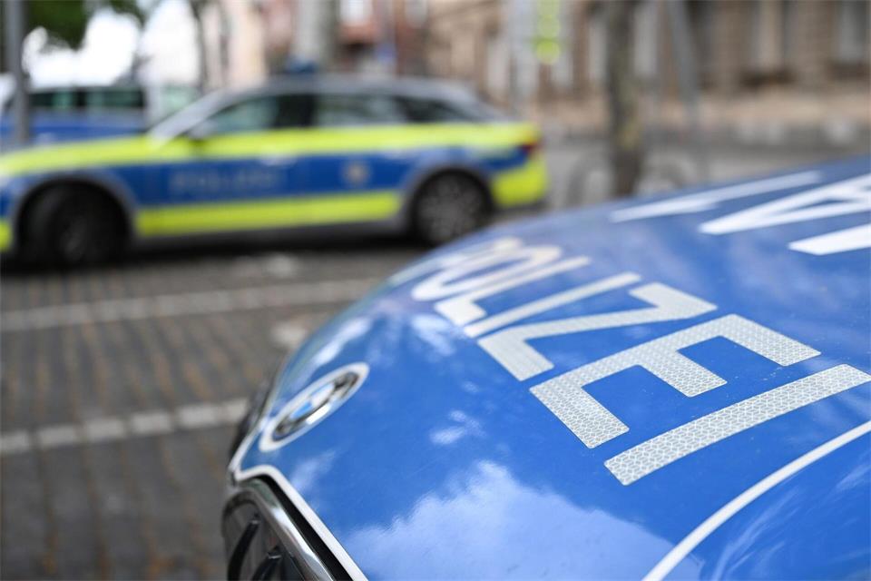 Die Badeaufsicht hält den Verdächtigen fest, bis die Polizei eintrifft. (Symbolbild)Bernd Weißbrod/dpa
