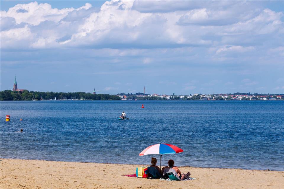Die Badegäste können einen gut gefüllten Schweriner See genießen. Der Wasserstand liegt sieben Zentimeter über dem Wert, der im August angepeilt wird. Jens Büttner/dpa