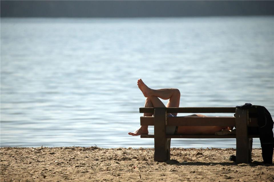 Die Badesaison kann pünktlich zum Wochenende starten. Laut Landesamt für Gesundheit und Soziales haben fast alle Badestellen in Berlin eine hohe Wasserqualität. (Symbolbild)Wolfgang Kumm/dpa