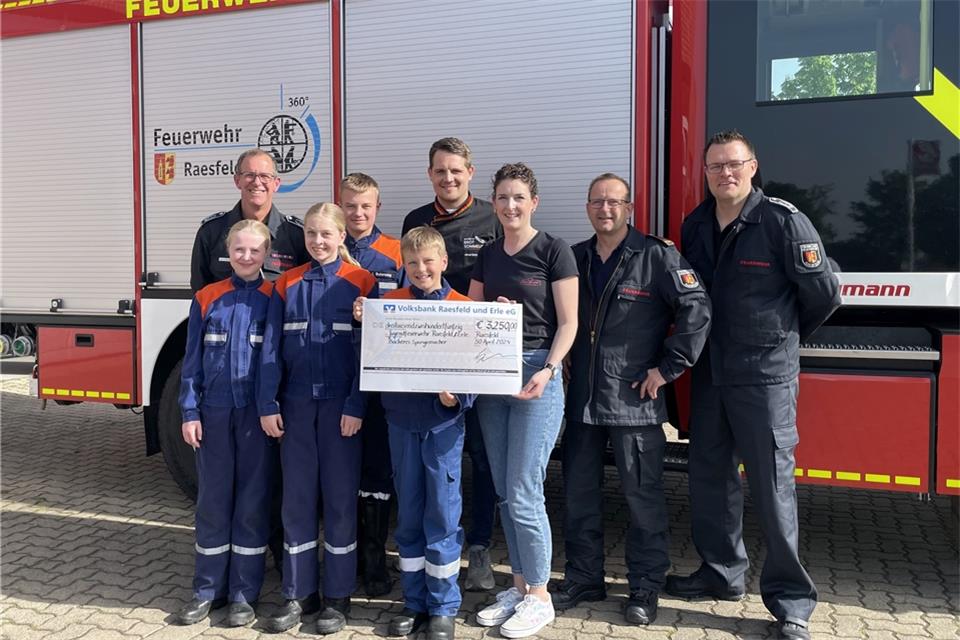 Die Bäckerei Spangemacher spendete 3250 Euro an die Jugendfeuerwehr.