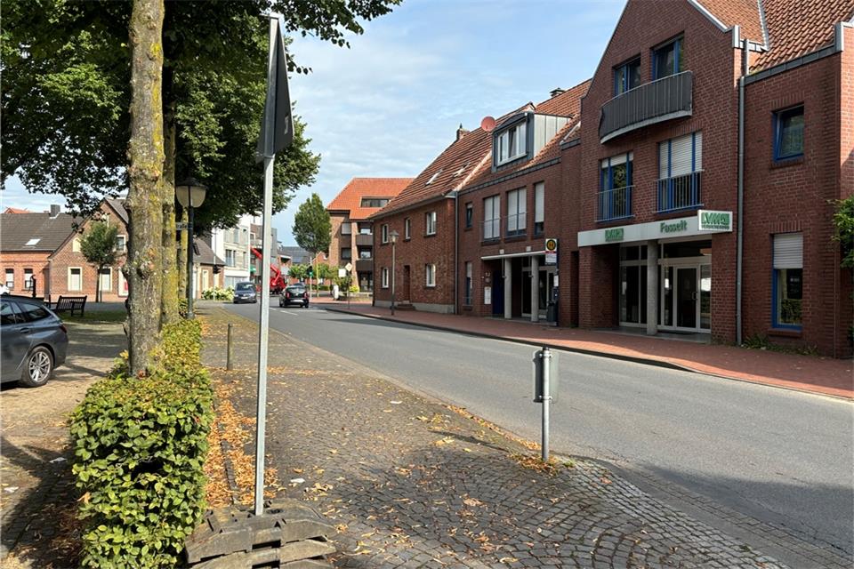 Die Bäume sollen künftig zwischen den Fahrbahnen stehen. Die Haltestelle an der Borkener Straße wird ausgebaut.