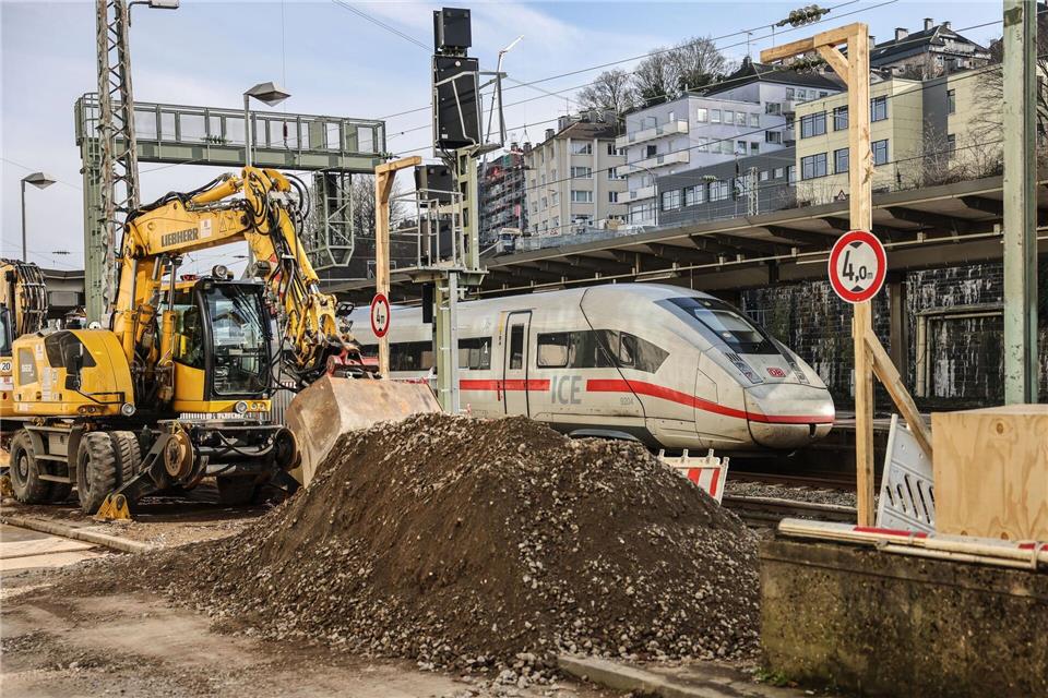 Die Bagger am Wuppertaler Hauptbahnhof stehen schon bereit.Oliver Berg/dpa