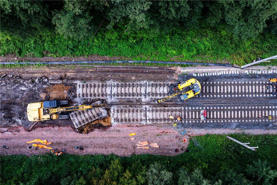 Kreise: Evelyn Palla soll neue Bahnchefin werden Die Bahn-Infrastruktur ist marode und bremst die Züge täglich an vielen Stellen aus. Inzwischen wird an vielen Stellen gebaut - was der Pünktlichkeit im ersten Moment auch nicht zuträglich ist. (Archivbild)Jens Büttner/dpa