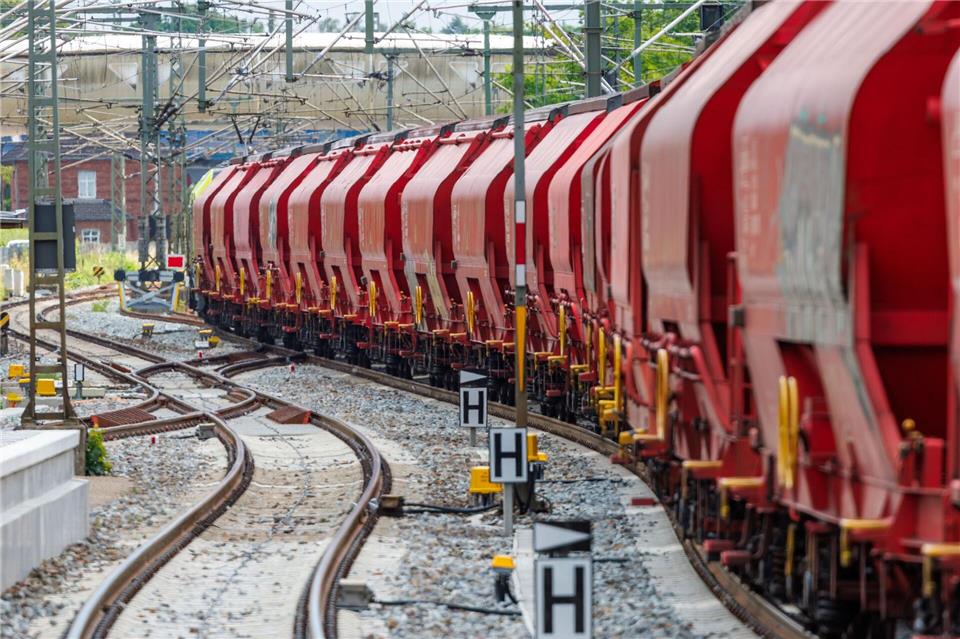 Die Bahn-Tochter DB Cargo bietet zusätzliche Gütertransporte an. (Archivbild)Jens Büttner/dpa