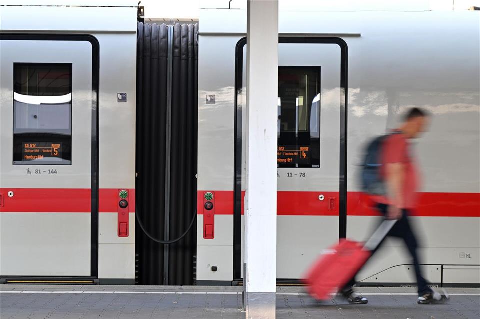 Die Bahn dürfte auch vom Anstieg der Spritpreise profitiert haben. (Archivbild)Peter Kneffel/dpa