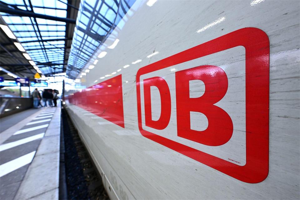 Die Bahn dürfte ihr Pünktlichkeitsziel auch in diesem Jahr deutlich verfehlen. (Archivbild)Martin Schutt/dpa