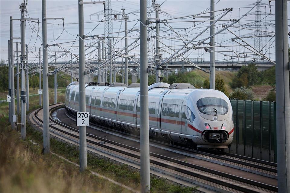 Die Bahn empfiehlt, in den Sommerferien einen Sitzplatz zu reservieren. (Archivbild)Jan Woitas/dpa
