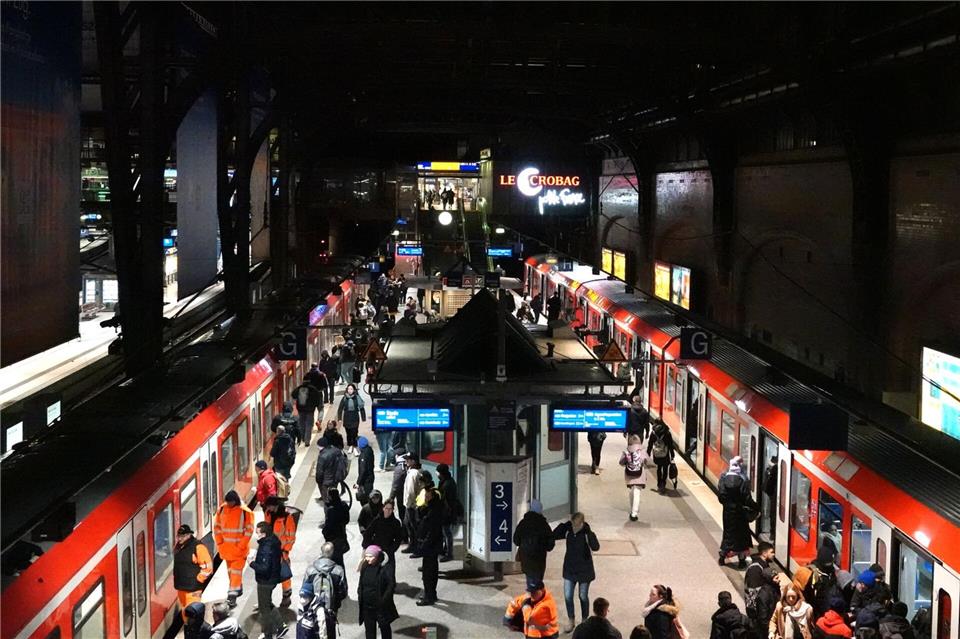 Die Bahn empfiehlt während der Sperrung auf U-Bahnen oder Regionalzüge auszuweichen. (Archivbild)Rabea Gruber/dpa