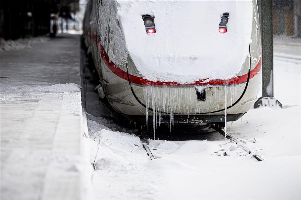 Die Bahn gerät bei Extremwetterlagen immer wieder in Bedrängnis. (Archivbild)Moritz Frankenberg/dpa