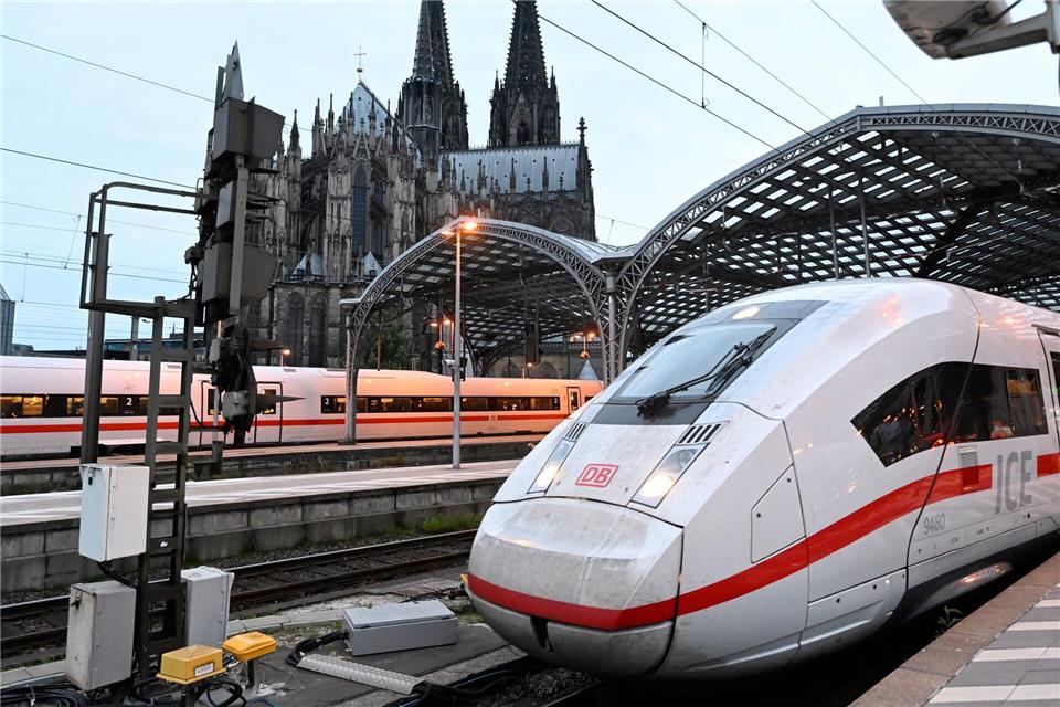 Die Bahn hält an ihrem Pünktlichkeitsziel von mindestens 60 Prozent im Fernverkehr im Gesamtjahr fest. (Archivbild)Roberto Pfeil/dpa