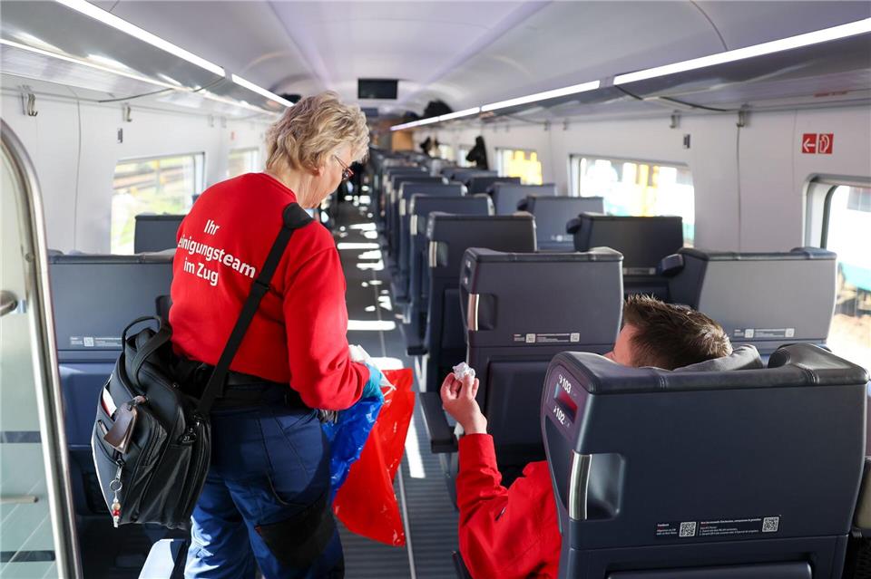 Die Bahn hat das Reinigungspersonal für unterwegs verdoppelt. Jan Woitas/dpa