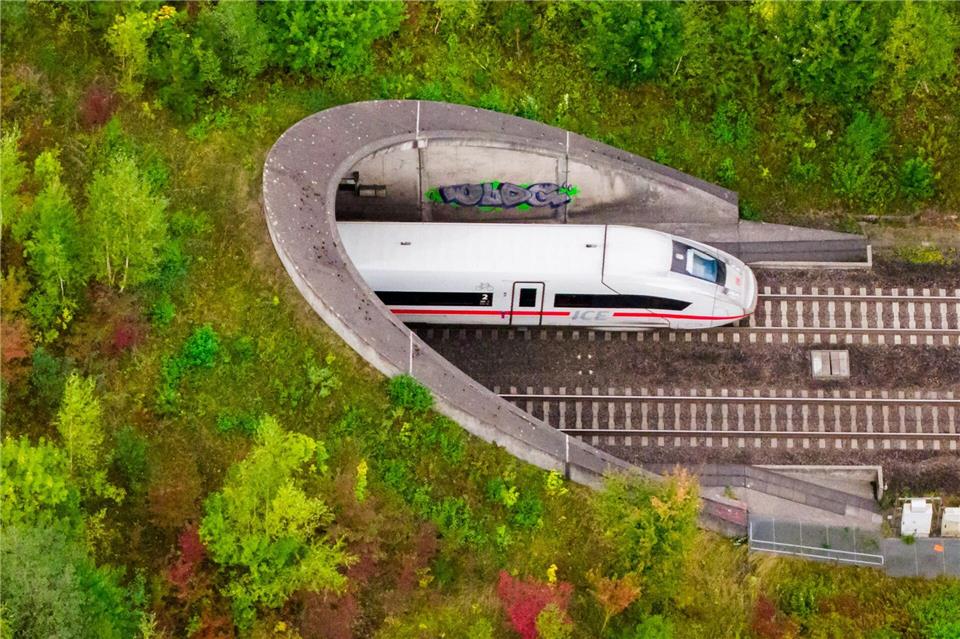 Die Bahn hat die Pläne für den Ausbau der Strecke Hannover-Bielefeld konkretisiert. Sie will weniger neue Tunnel bauen und damit die Kosten drücken. (Archivbild)Julian Stratenschulte/dpa