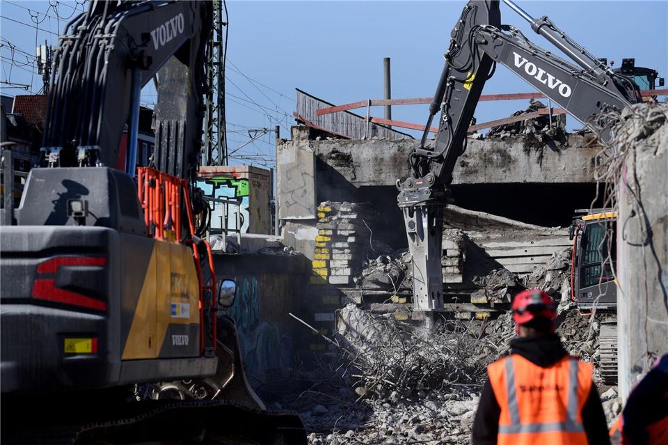 Die Bahn hat mit der Instandsetzung der Eisenbahnüberführung Holstenstraße begonnen.Daniel Bockwoldt/dpa