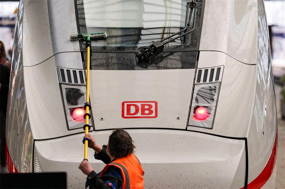 Die Bahn investiert bis 2030 zusätzliche 210 Millionen Euro in Sauberkeit und Sicherheit. (Archivbild)Jan Woitas/dpa