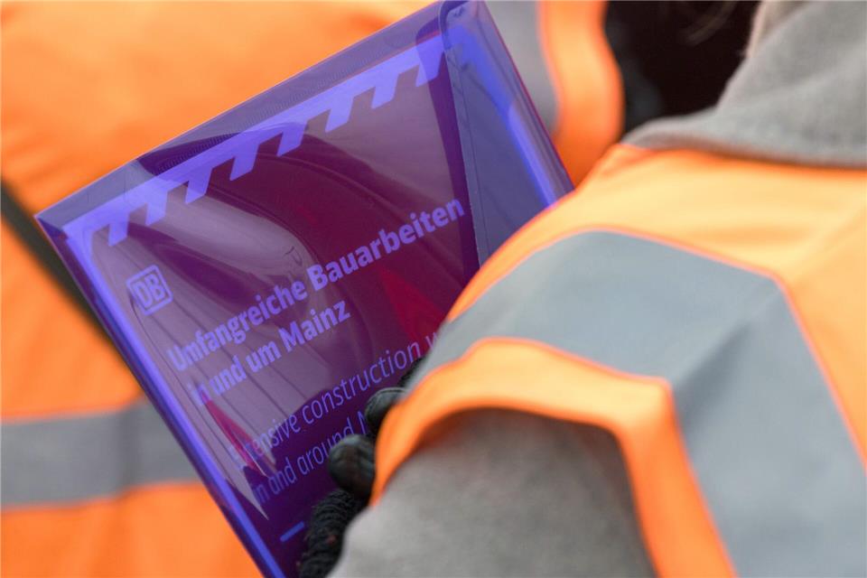 Die Bahn investiert eigenen Angaben zufolge mehrere hundert Millionen Euro in die Erneuerung des Schienennetzes rund um den Bahnknoten Mainz, die Arbeiten werden noch Monate dauern. (Symbolfoto)Hannes P. Albert/dpa