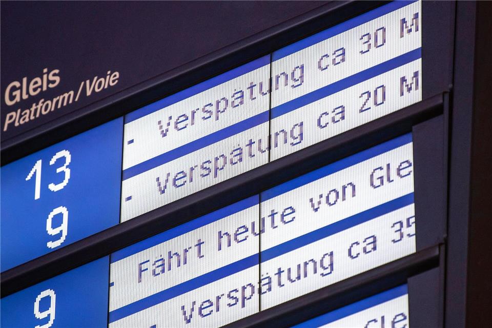 Die Bahn knackte im Mai bei der Pünktlichkeit im Fernverkehr erneut die 60-Prozent-Schwelle. (Archivbild)Fabian Sommer/dpa