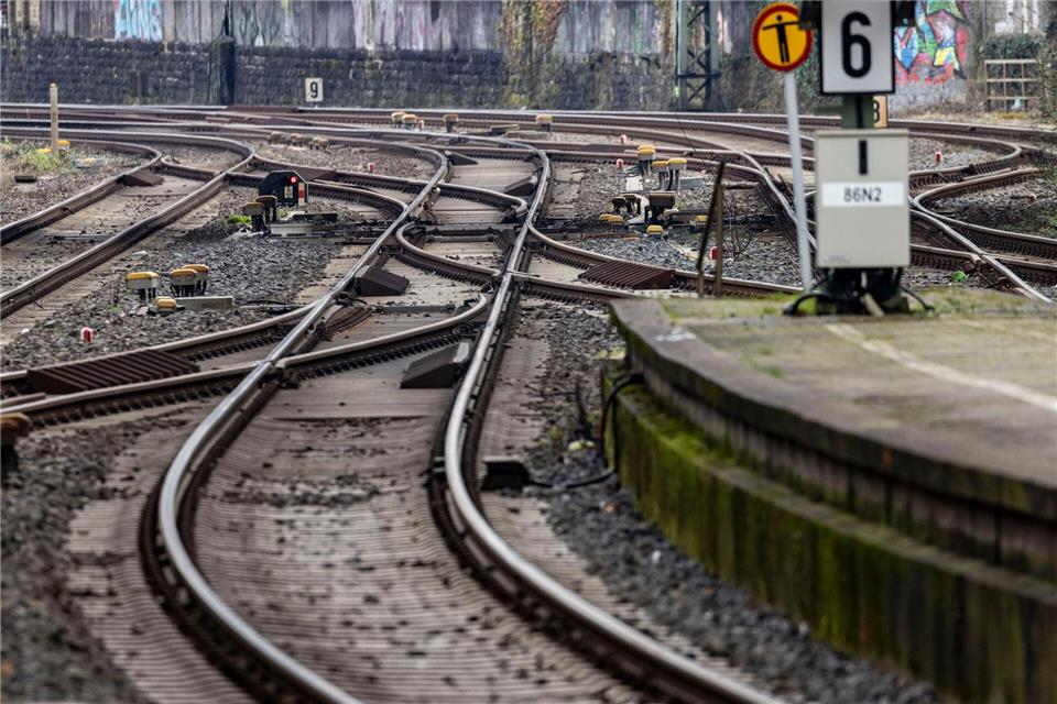 Die Bahn repariert die Strecke zwischen Wuppertal und Hagen. Das hat Auswirkungen für die Reisenden. (Symbolbild)Christoph Reichwein/dpa