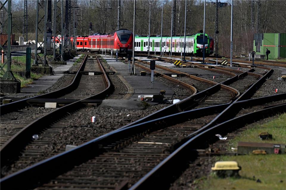 Die Bahn repariert die Strecke zwischen Wuppertal und Hagen. Das hat Auswirkungen für die Reisenden. (Symbolbild)Roberto Pfeil/dpa
