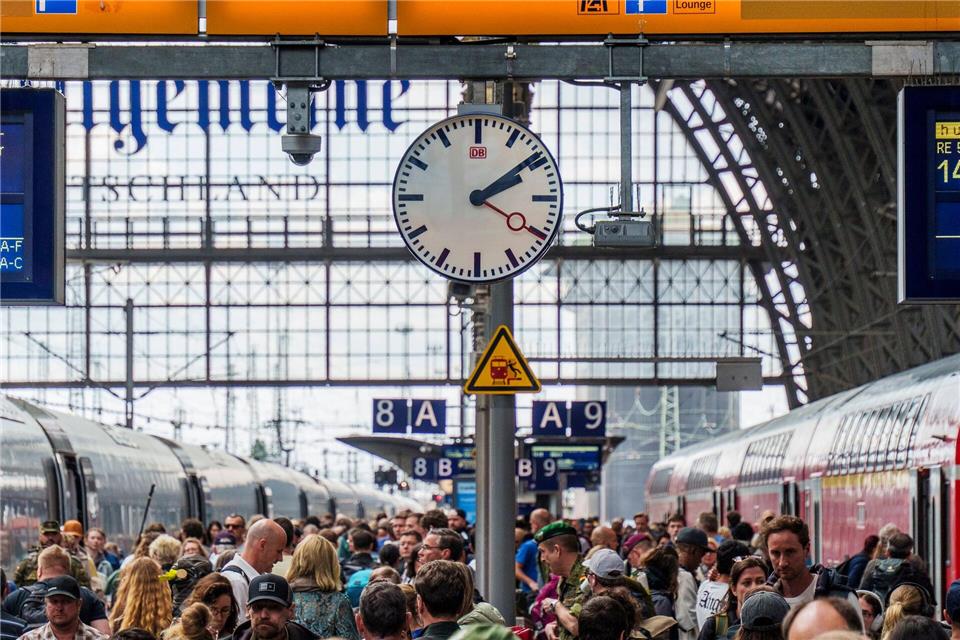 Die Bahn steckt in der Krise - nun soll es einen Wechsel an der Konzernspitze geben. (Archivbild)Andreas Arnold/dpa