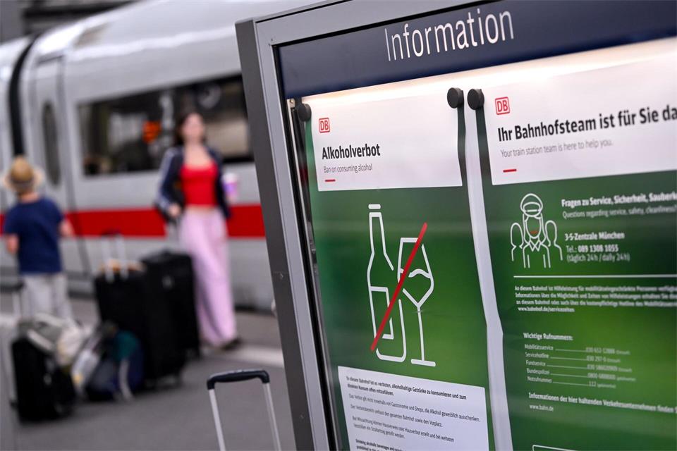 Die Bahn verbietet Alkoholkonsum an ihren Bahnhöfen - ab Mitte Oktober gilt das bundesweit.Sven Hoppe/dpa