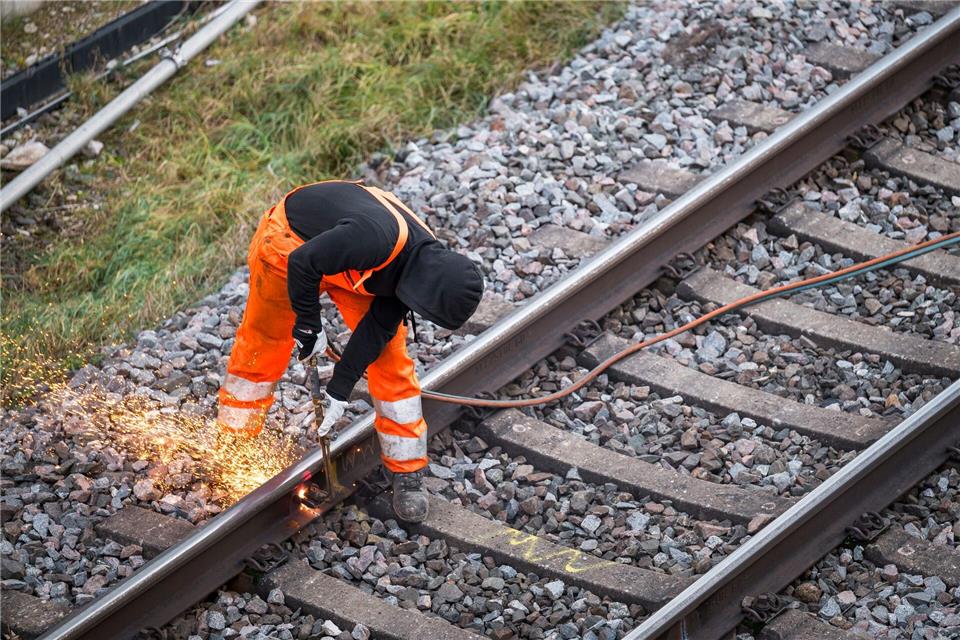 Die Bahn will 2026 in Bayern zusätzlich knapp 40 Kilometer neue Gleise und 20 neue Weichen verlegen. (Symbolbild)Daniel Vogl/dpa