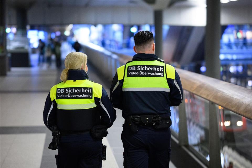 Die Bahn will an 25 ausgewählten Bahnhöfen mehr Sicherheitspersonal einsetzen, dazu gehört auch der Berliner Hauptbahnhof. (Archivbild)Bernd von Jutrczenka/dpa