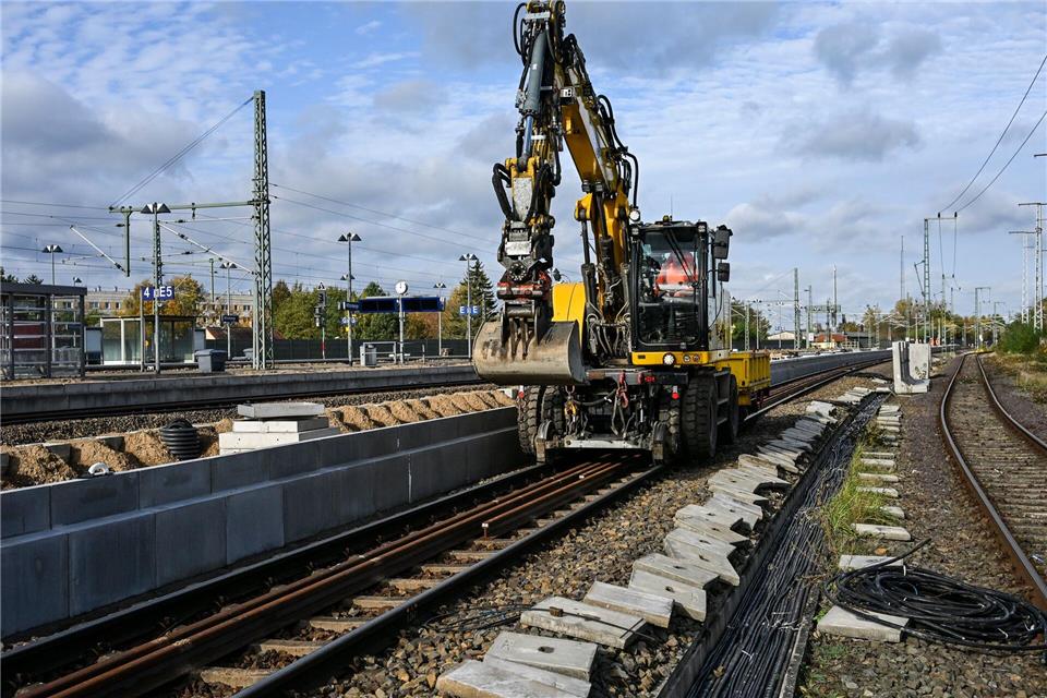 Die Bahn will an Strecken-Sanierungen mit gebündelten Arbeiten festhalten. (Archivbild)  Jens Kalaene/dpa