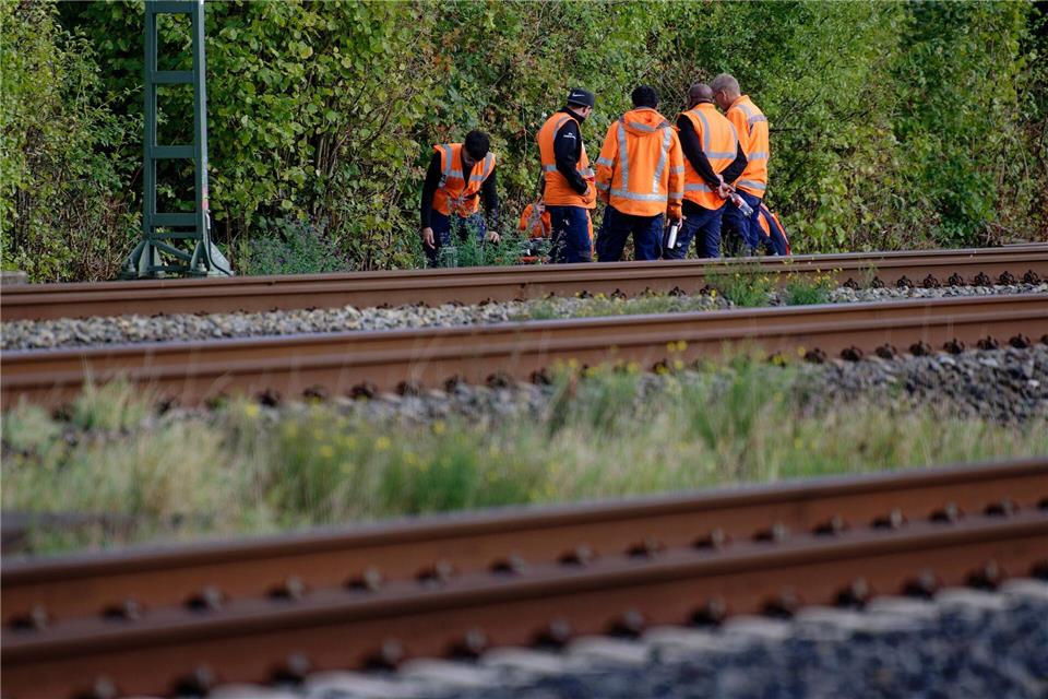 Durchtrennte Bahnkabel: Polizei geht von Sabotage aus Die Bahn will die Strecke im Laufe des Abends wieder freigeben.Henning Kaiser/dpa