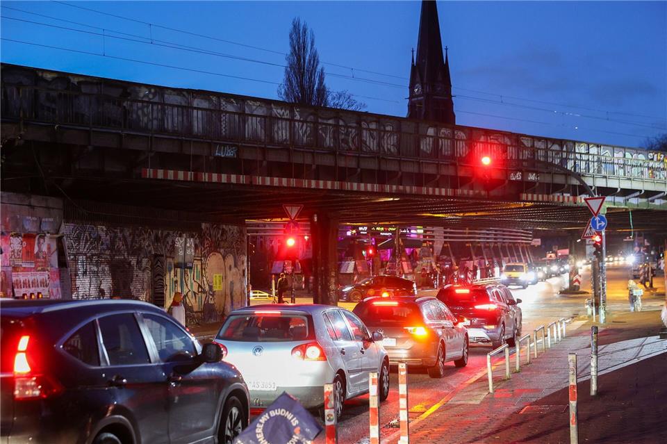 Die Bahn will für jeden gefällten Baum drei neue pflanzen.Bodo Marks/dpa