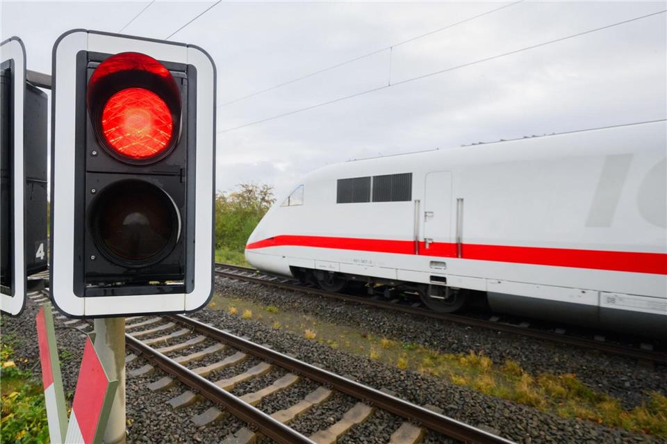 Die Bahn will wegen einer Tunnelsanierung die ICE-Strecke Mannheim-Stuttgart wochenlang sperren. (Symbolbild)Julian Stratenschulte/dpa