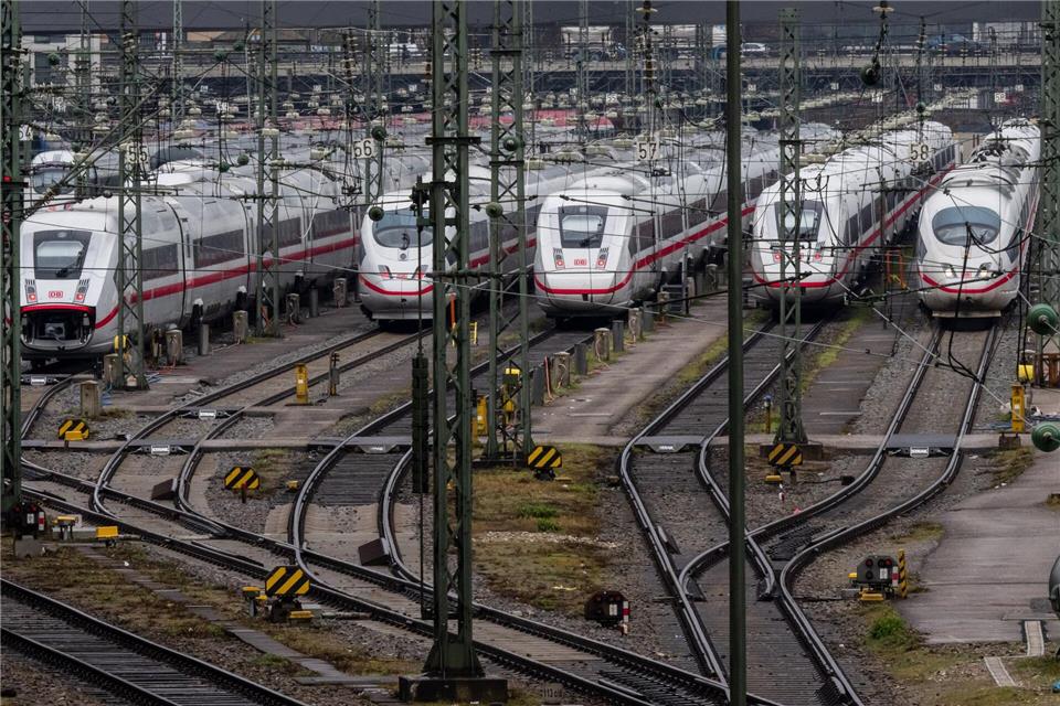 Die Bahn will zum Ferienauftakt laut einer Sprecherin „alles, was rollen kann“, fahren lassen. (Archivbild)Peter Kneffel/dpa