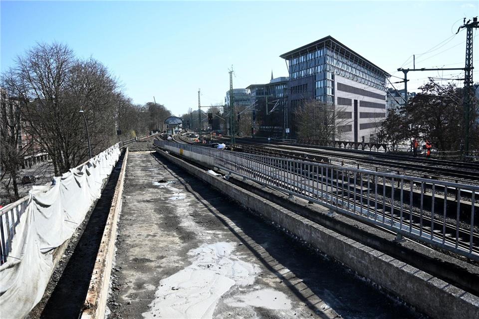 Die Bahnanlage an der Holstenstraße wird instand gesetzt. Daniel Bockwoldt/dpa
