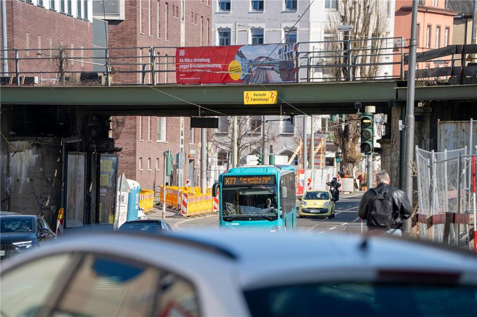 Die Bahnbrücken auf der Mörfelder Landstraße werden erneuert. (Archivbild)Andreas Arnold/dpa