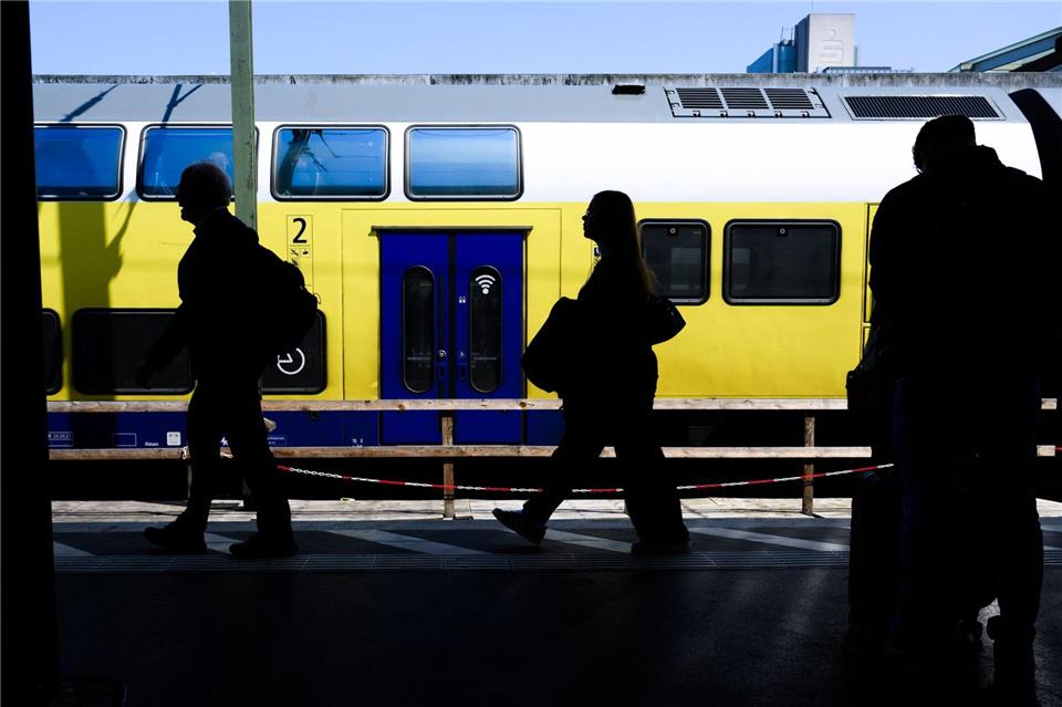 Die Bahngesellschaft Metronom hat mit fehlenden Zügen zu kämpfen - jetzt wird der Fahrplan zeitweise ausgedünnt. (Symbolbild)Julian Stratenschulte/dpa